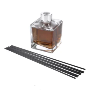 Diffuseur de parfum Patchouli 170 ml en verre, plastique et métal argenté avec 6 bâtonnets en bois noir Homea