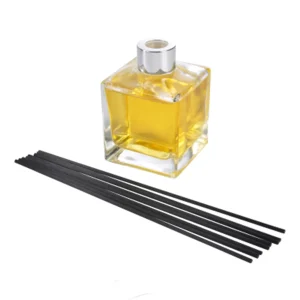 Diffuseur de parfum Vanille 170 ml en verre, plastique et métal argenté avec 6 bâtonnets en bois noir Homea